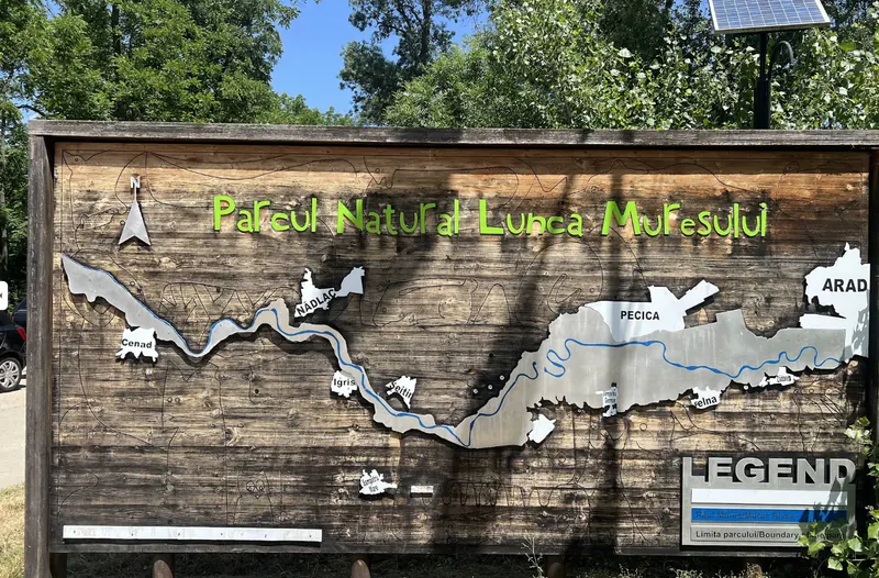 Indicator din lemn cu harta Parcului Natural Lunca Mureșului